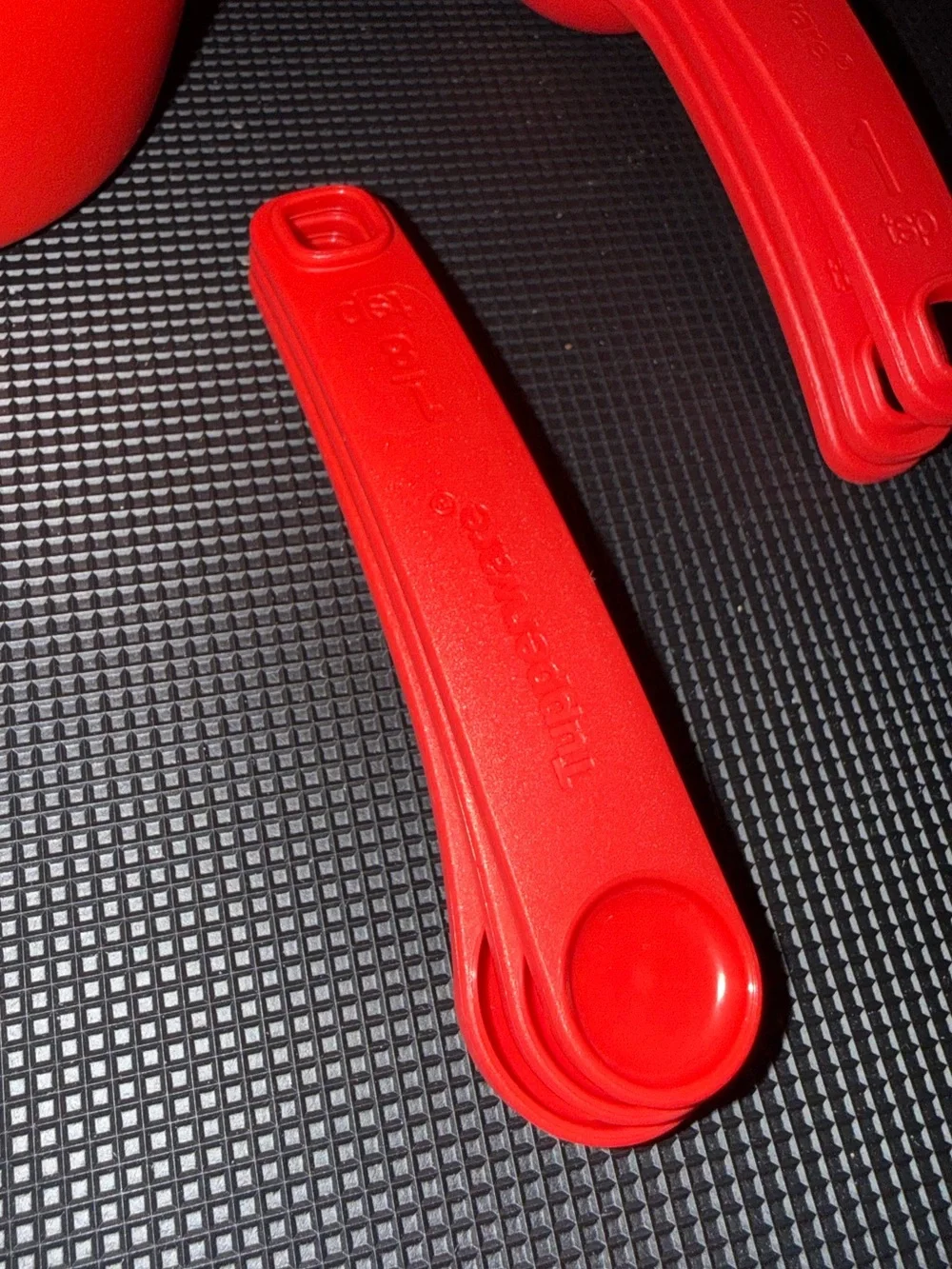 NEW Tupperware Measuring Mates 12-Pc Set Red Cups Spoons Baking